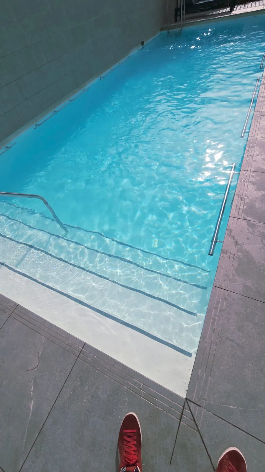 Piscina de condominio mantenida por RedPiscinas en La Florida