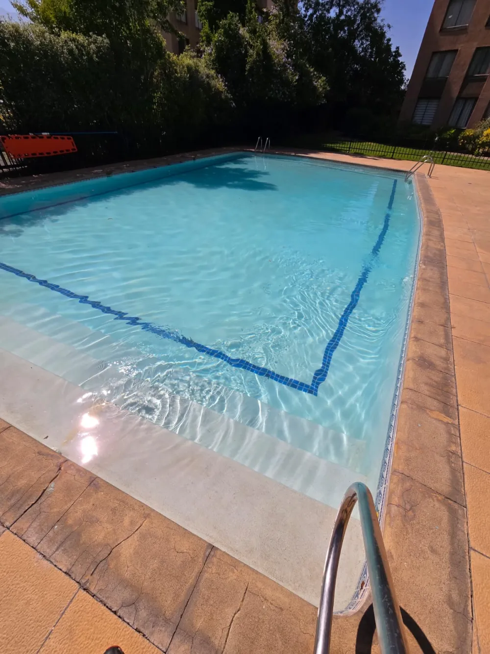 Piscina de condominio mantenida por RedPiscinas en La Florida