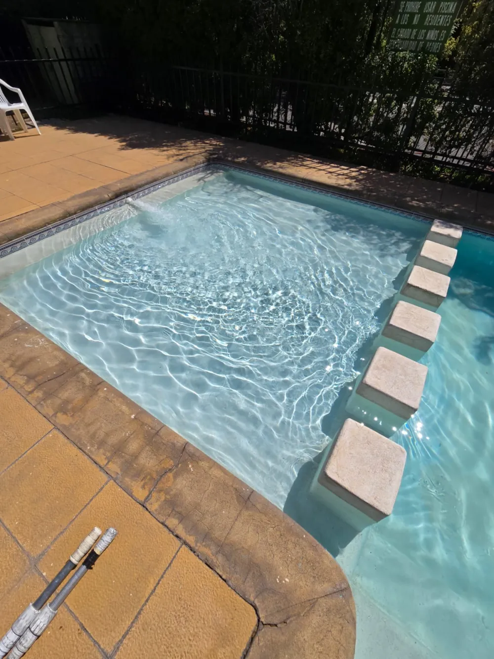 Piscina de condominio con cascada mantenida por RedPiscinas en La Florida
