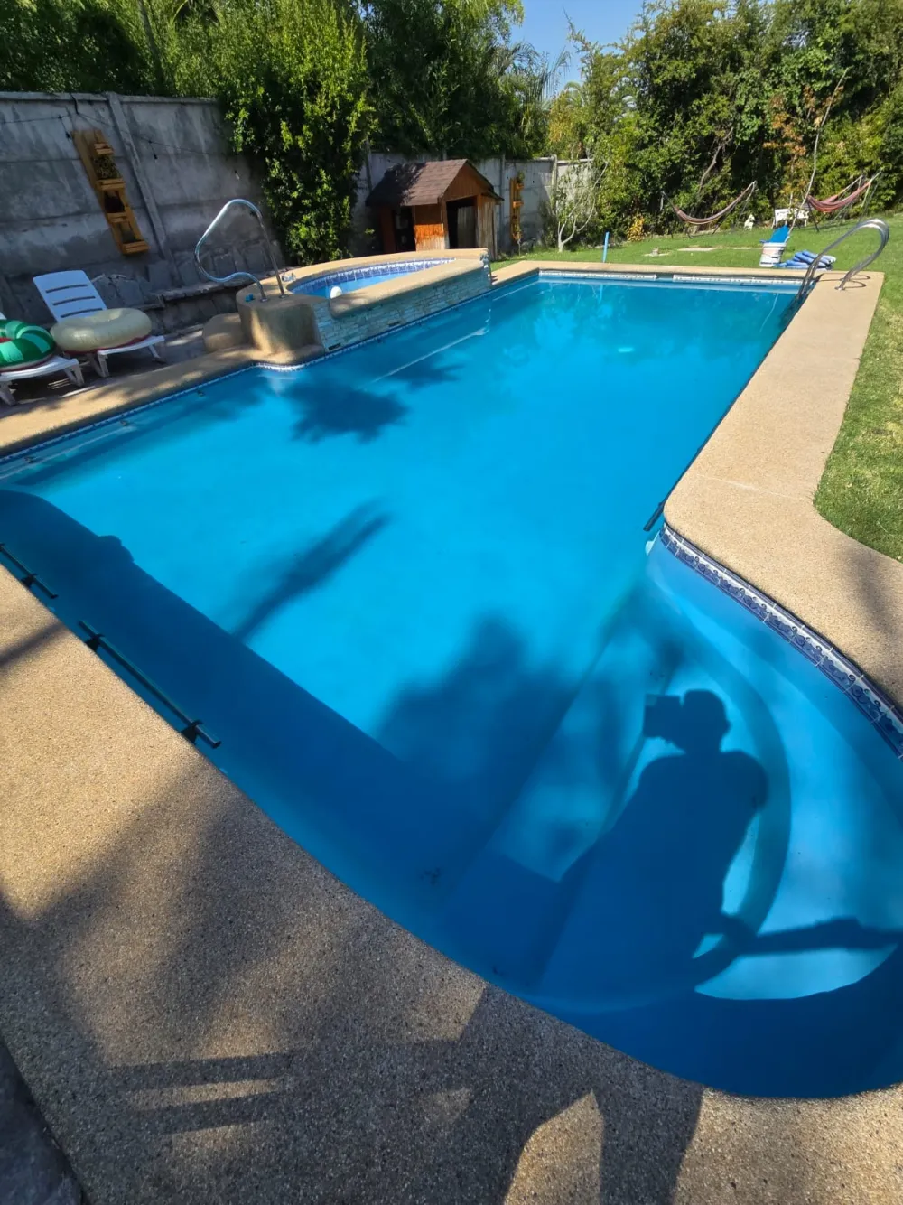 Piscina de casa con revestimiento en mosaico mantenida por RedPiscinas en La Florida