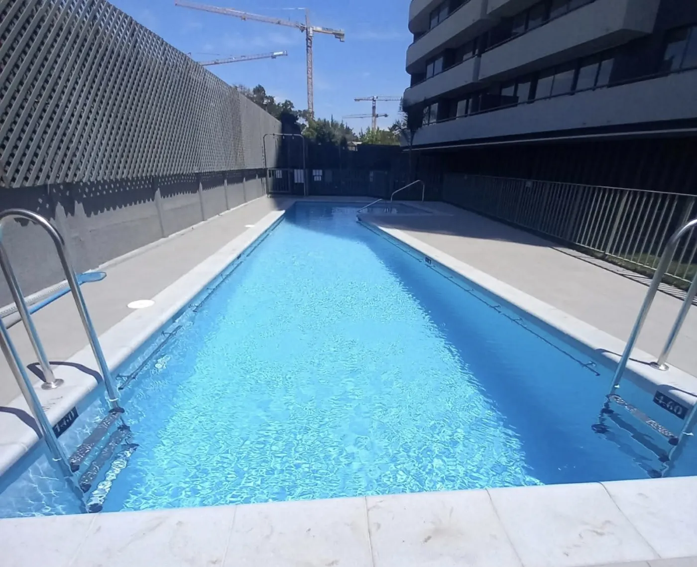 Piscina de condominio mantenida por RedPiscinas en La Florida