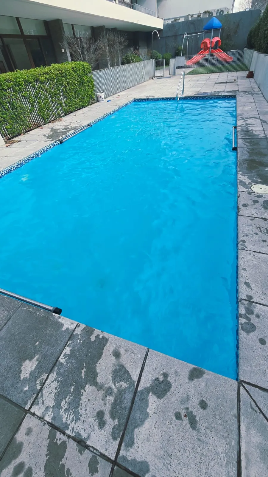 Piscina de condominio mantenida por RedPiscinas en La Florida