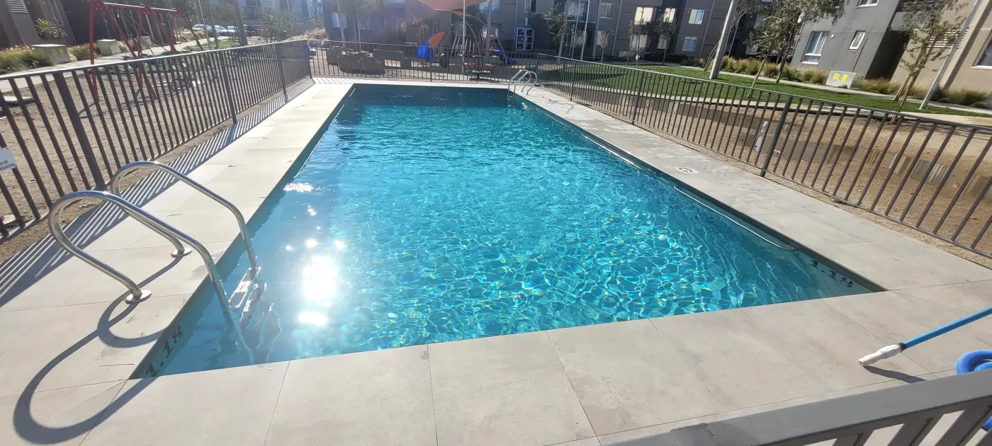 Piscina de condominio mantenida por RedPiscinas en Puente Alto