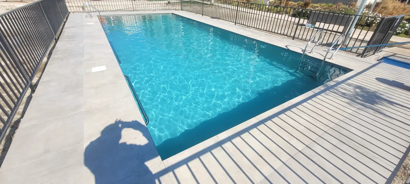 Piscina de condominio mantenida por RedPiscinas en Puente Alto