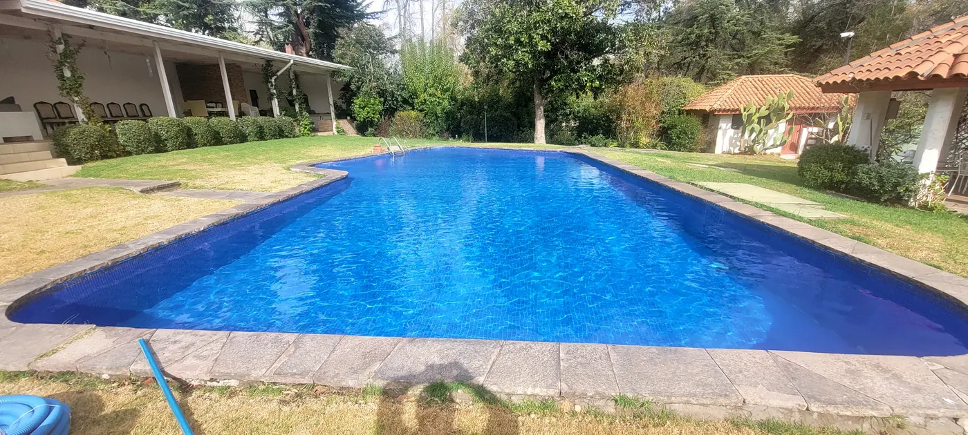 Piscina de condominio en La Reina mantenida por RedPiscinas