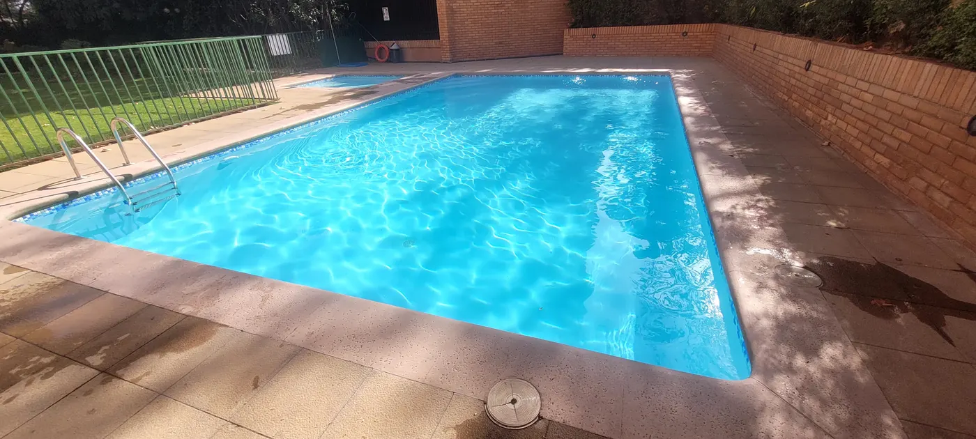 Piscina de condominio mantenida por RedPiscinas en Santiago