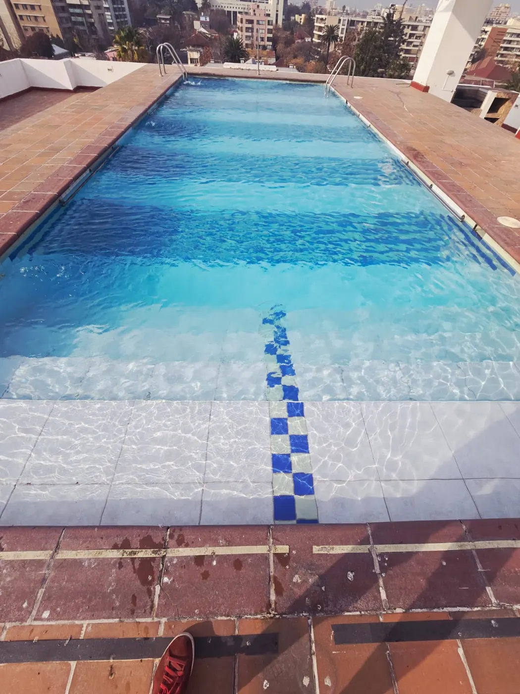 Piscina de condominio en Providencia mantenida por RedPiscinas