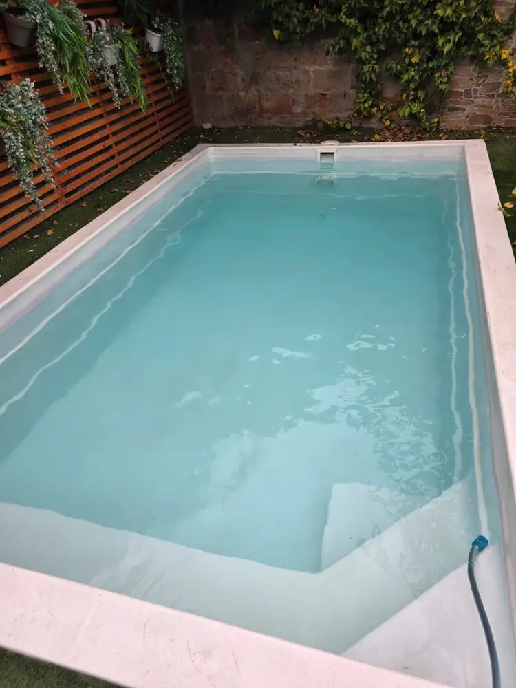 Piscina con agua cristalina después de la recuperación de agua verde