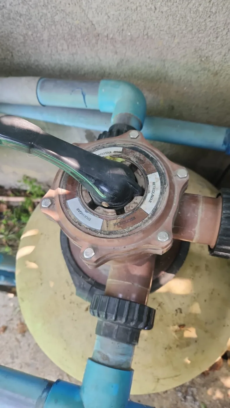 Filtro de piscina con cuarzo nuevo recién instalado en Santiago