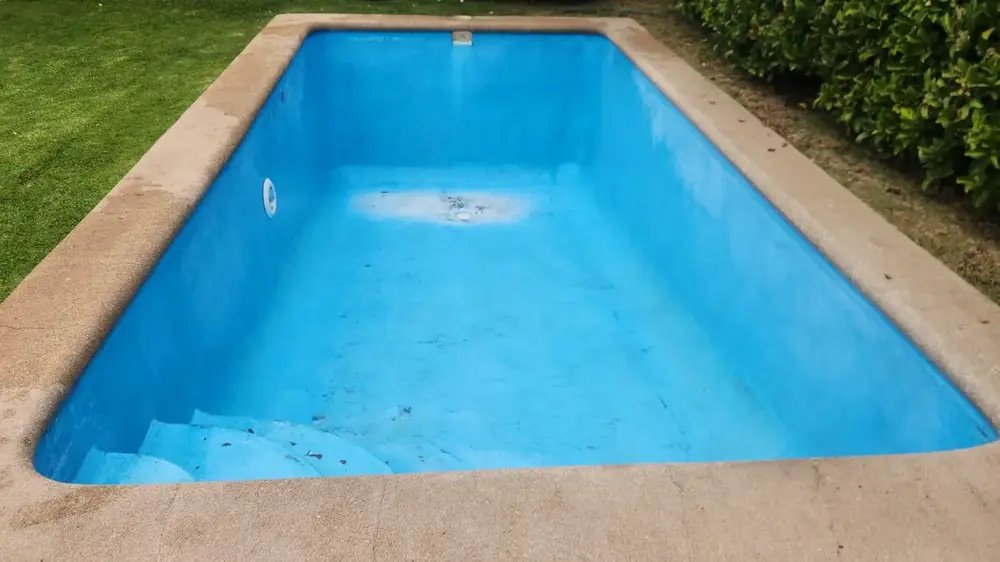 Piscina con revestimiento en fibra de vidrio desgastado antes del trabajo