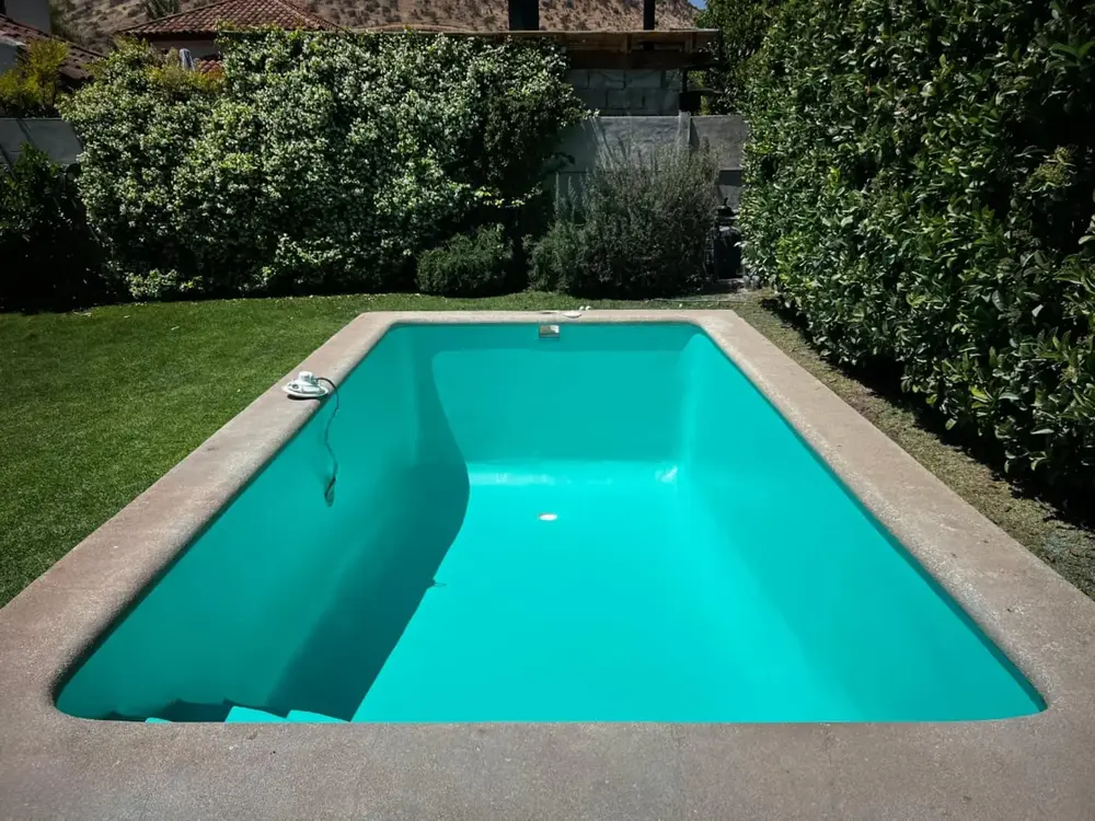Piscina con revestimiento en fibra de vidrio recién terminado, aún vacía