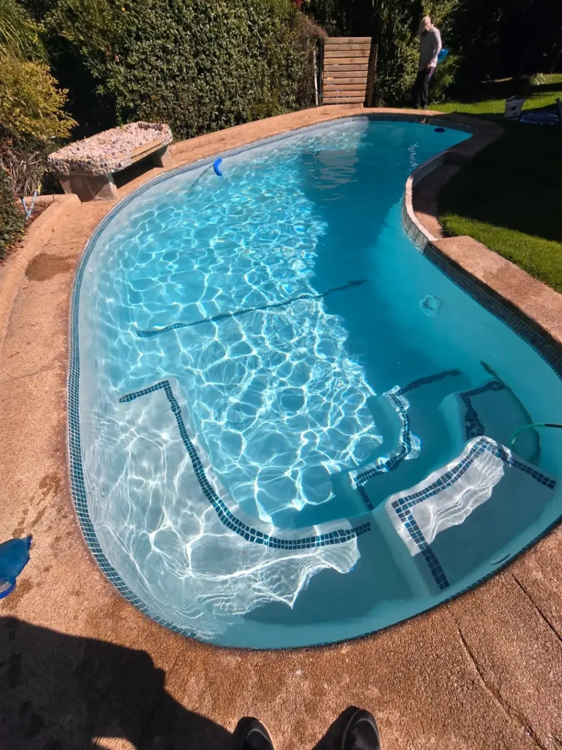 Piscina limpia y turquesa mantenida por RedPiscinas
