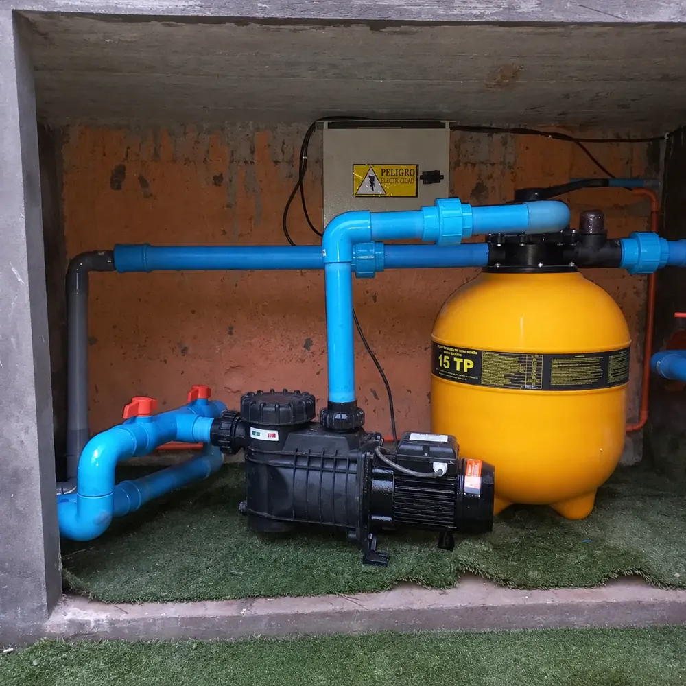Equipo técnico de piscina: bomba, filtro y tablero eléctrico en Santiago