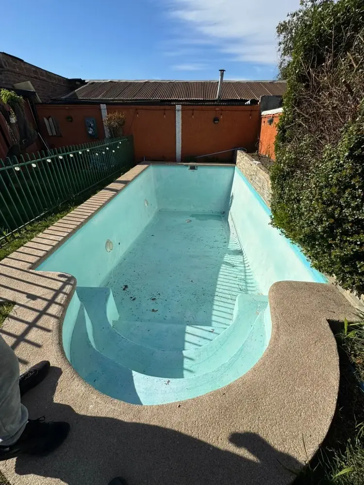 Piscina con revestimiento antiguo y desgastado antes de aplicar SuperBrite