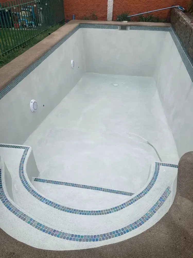 Piscina con revestimiento SuperBrite recién terminado, aún vacía