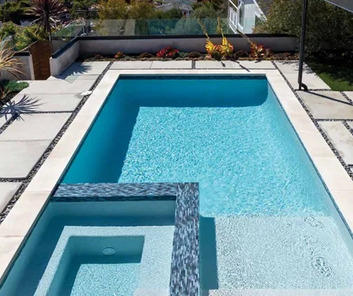 Piscina con revestimiento SuperBrite en tono Cool Blue