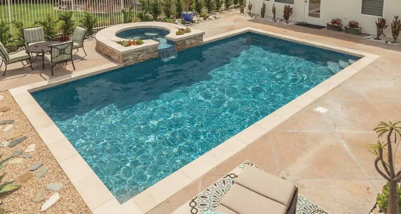Piscina con revestimiento SuperBrite en tono Marlyn Blue