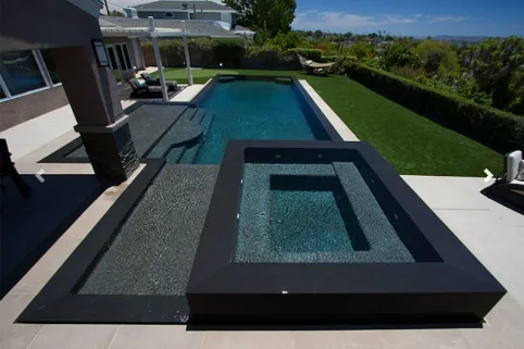 Piscina con revestimiento SuperBrite en tono Onix Blue