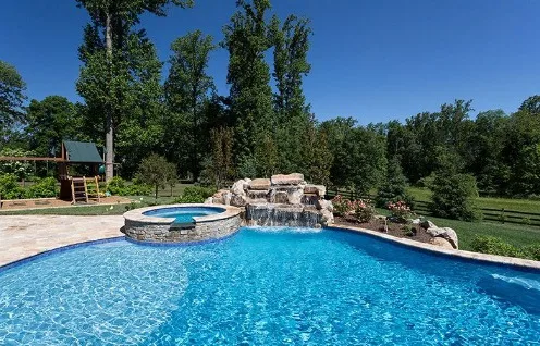 Piscina con revestimiento SuperBrite en tono Tahoe Blue