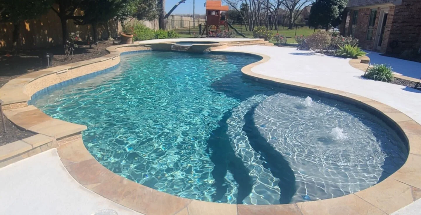Piscina con revestimiento SuperBrite en tono French Gray