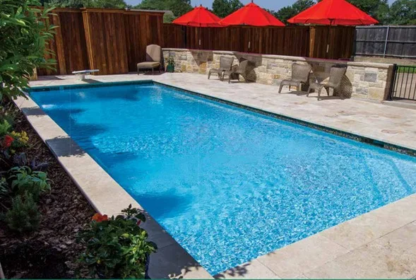 Piscina con revestimiento SuperBrite en tono Super Blue